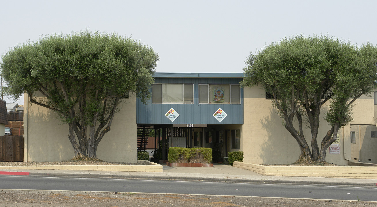 3108 Lone Tree Way in Antioch, CA - Foto de edificio