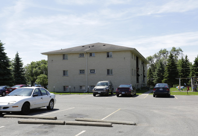 Dakotah Apartments in Coon Rapids, MN - Building Photo - Building Photo