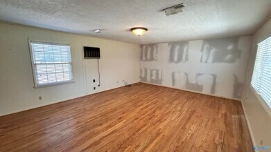 2106 Giles Dr NE in Huntsville, AL - Building Photo - Building Photo