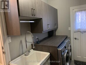 260 Glenn Hawthorne Blvd in Mississauga, ON - Building Photo - Building Photo