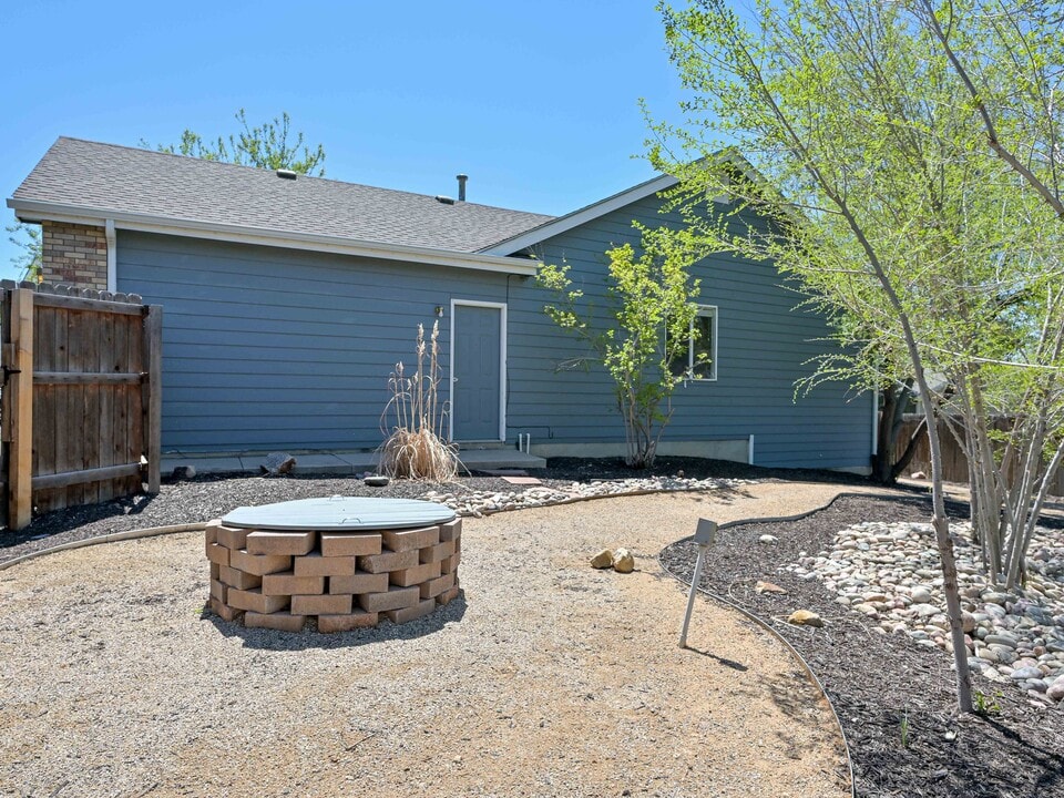 1106 Timberline Ct in Windsor, CO - Building Photo
