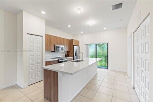 7831 NW 104th Ave in Doral, FL - Building Photo