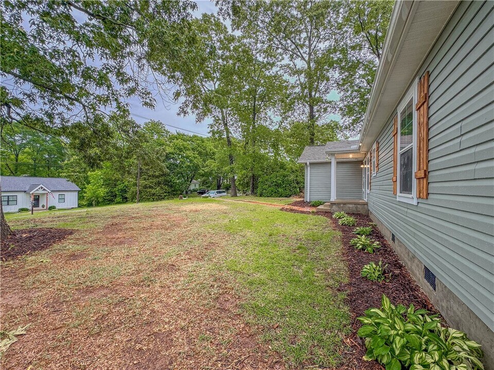 107 W Wesley St in Walhalla, SC - Building Photo