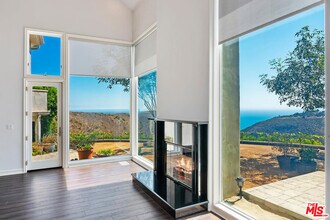 3000 Sequit Dr in Malibu, CA - Foto de edificio - Building Photo