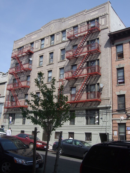 2490 Tiebout Ave in Bronx, NY - Foto de edificio