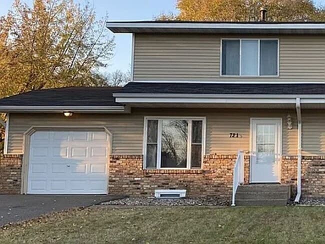 721 Circle Dr in Champlin, MN - Building Photo - Building Photo