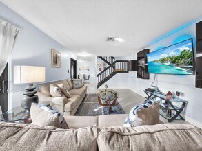 2496 NW 99th Ave in Coral Springs, FL - Foto de edificio - Building Photo