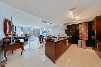 465 Brickell Ave, Unit 1019 in Miami, FL - Foto de edificio - Building Photo