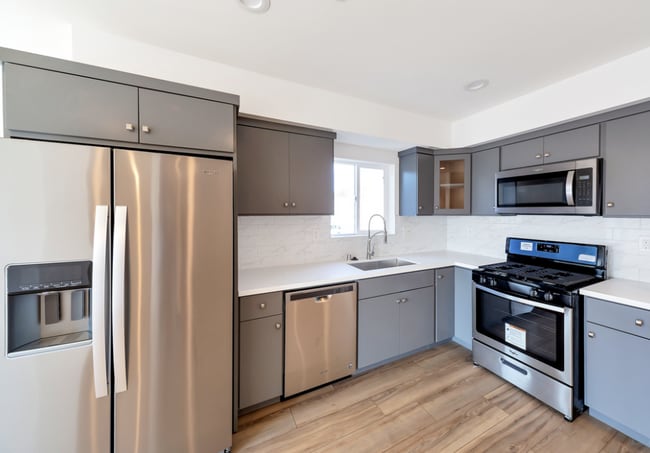 property at 2808 S Redondo Blvd