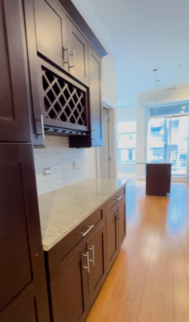 19 N Aberdeen St, Unit 305 in Chicago, IL - Building Photo - Building Photo