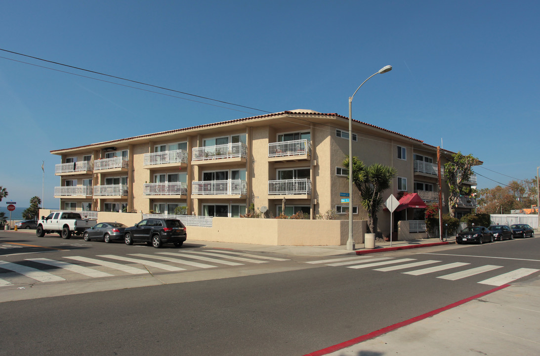 1930 Ocean Way in Santa Monica, CA - Building Photo