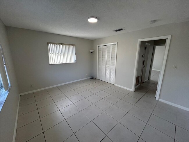 3880 Woodside Dr, Unit 4 in Coral Springs, FL - Foto de edificio - Building Photo