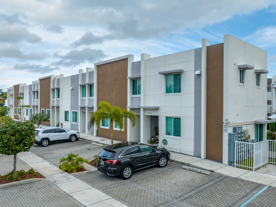 East of 5th Townhomes in North Miami, FL - Building Photo