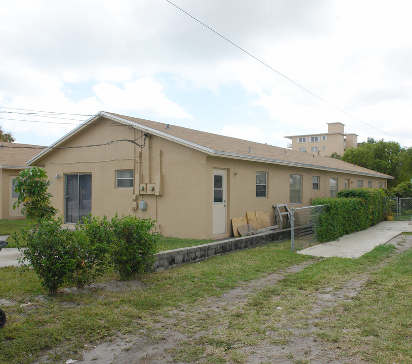 1703-1711 Adams St in Hollywood, FL - Building Photo