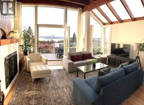 251-256 6th St W in North Vancouver, BC - Building Photo