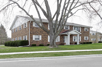 110-150 Maple Ave S in Slinger, WI - Building Photo - Building Photo