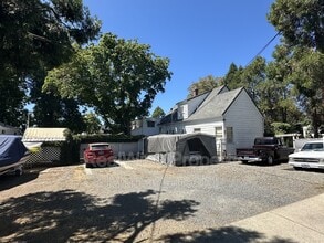 221 NE A St in Grants Pass, OR - Foto de edificio - Building Photo