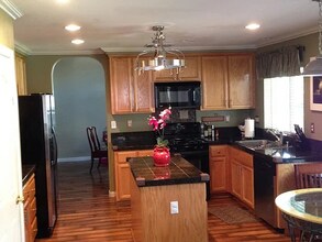 142 Mike Gartrell Cir in Sacramento, CA - Foto de edificio - Building Photo