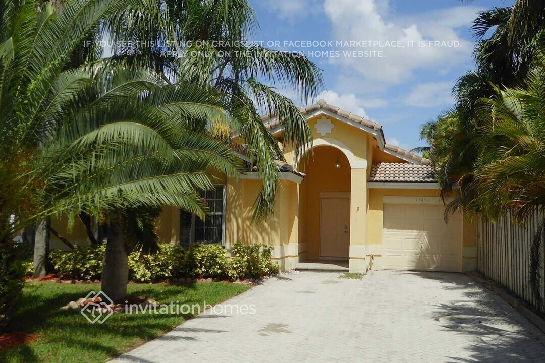 15451 SW 143rd St in Miami, FL - Foto de edificio