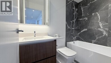 720 Farrow St in Coquitlam, BC - Building Photo - Building Photo