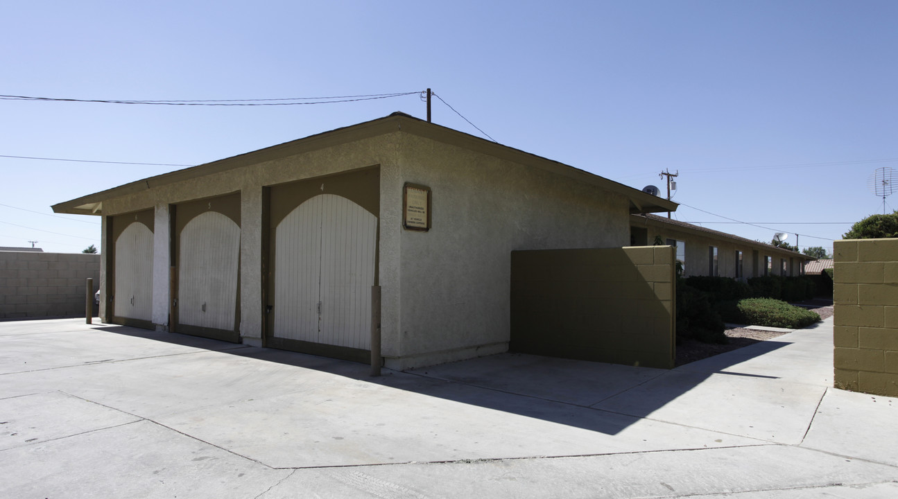 15564 Bear Valley Rd in Victorville, CA - Building Photo