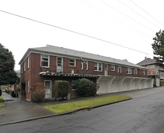 2625-2639 SE Main St in Portland, OR - Foto de edificio - Building Photo