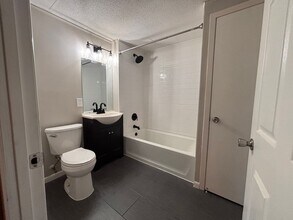 39471 Jefferson Ave in Harrison Township, MI - Building Photo - Building Photo