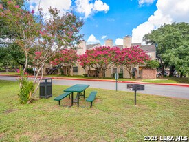 11610 Vance Jackson Rd in San Antonio, TX - Building Photo