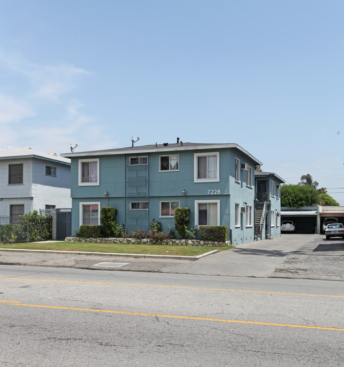 7228 Hazeltine Ave in Van Nuys, CA - Building Photo