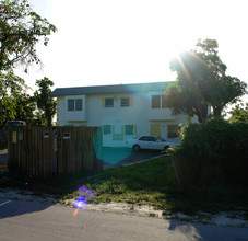 842 NW 1st Ave in Fort Lauderdale, FL - Building Photo - Building Photo