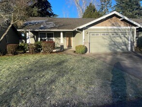 677 E Milton St in Lebanon, OR - Building Photo - Building Photo