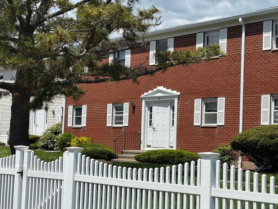 51 E Broadway in Milford, CT - Building Photo