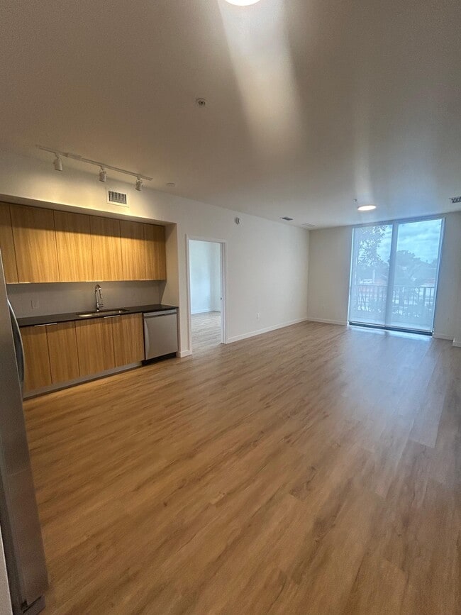property at 984 E 27th St
