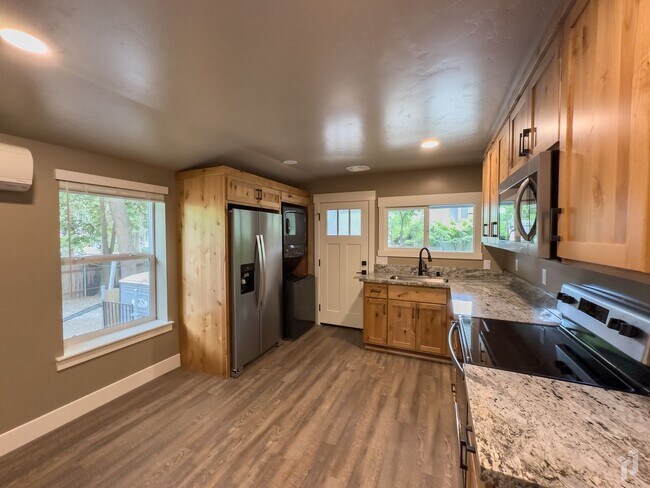 555 E 4th St in Chico, CA - Building Photo - Building Photo