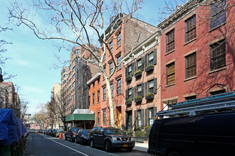 37 W 10th St in New York, NY - Foto de edificio - Building Photo