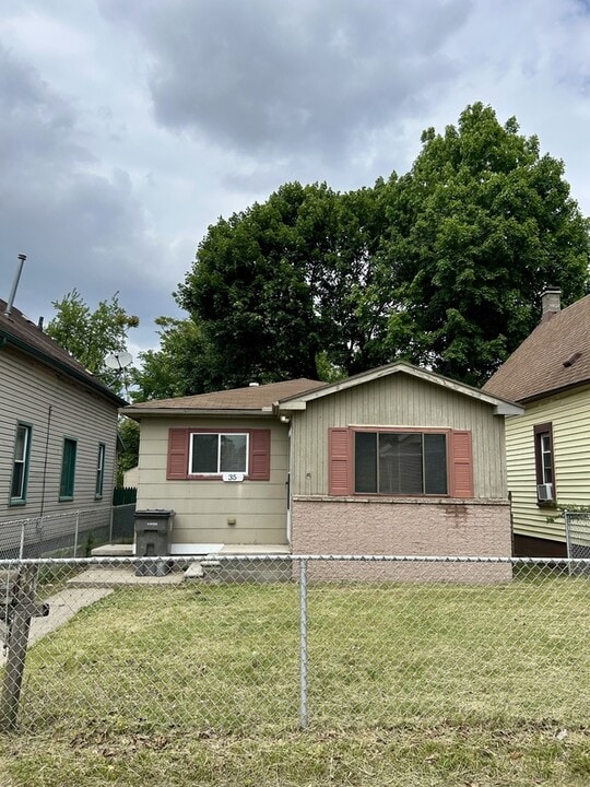 35 E Charlotte Ave in Ecorse, MI - Building Photo
