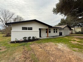 6210 Delany Rd in Hitchcock, TX - Building Photo