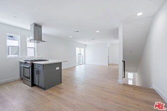 7306 Independence Ave in Los Angeles, CA - Foto de edificio - Building Photo