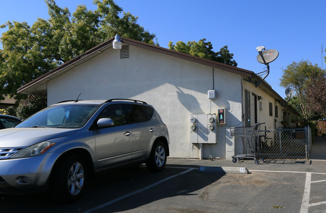 1405 Eucalyptus Ave in Newman, CA - Foto de edificio - Building Photo