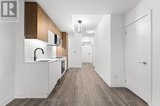 8888 Yonge St in Richmond Hill, ON - Building Photo - Building Photo