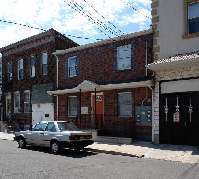 16 Calumet St in Newark, NJ - Foto de edificio - Building Photo