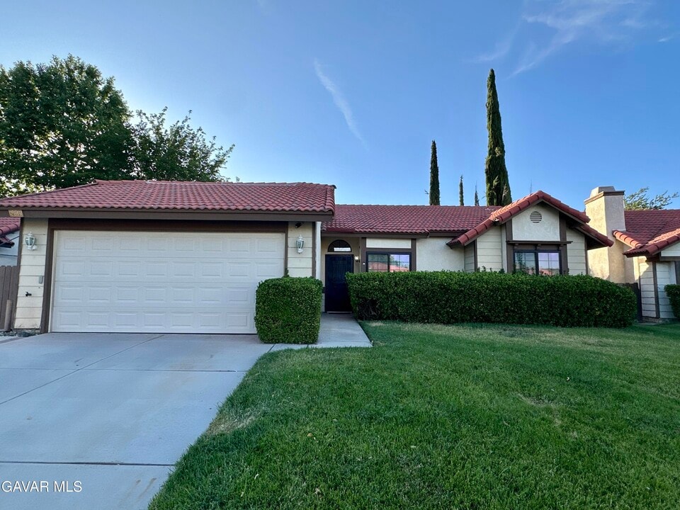 2815 College Park Dr W in Lancaster, CA - Building Photo