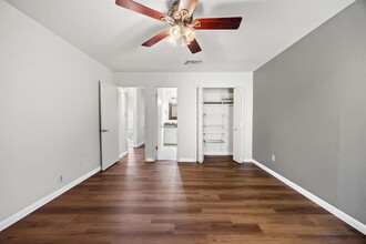 8113 Baywood Dr in Austin, TX - Foto de edificio - Building Photo