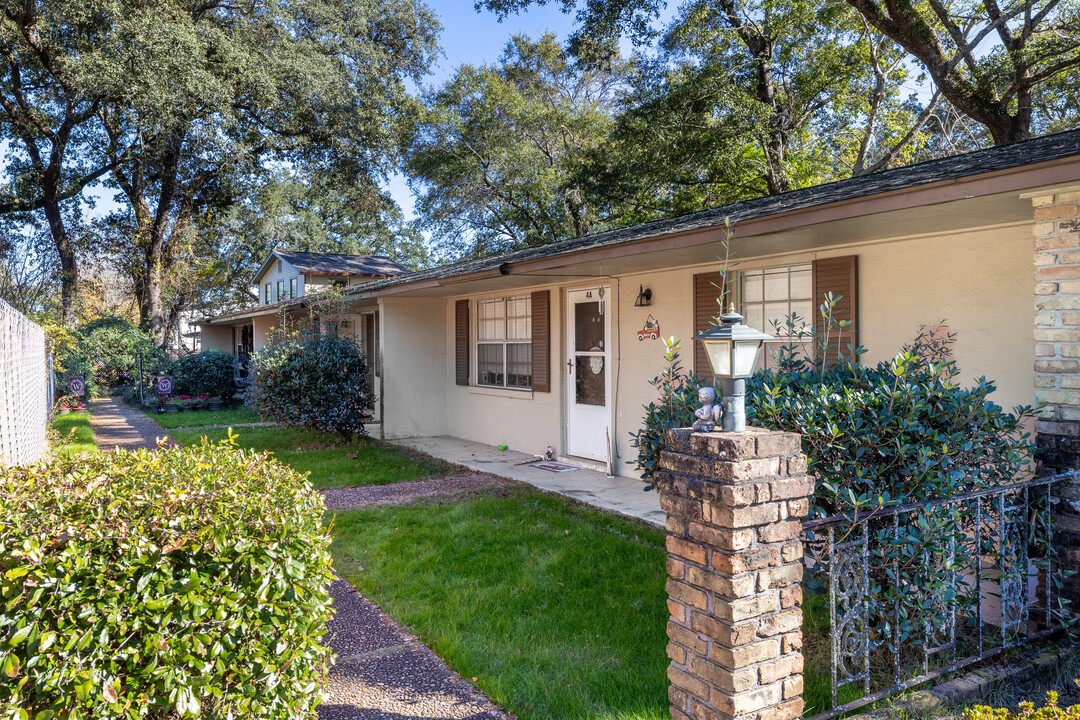 Royce Village in Pensacola, FL - Building Photo