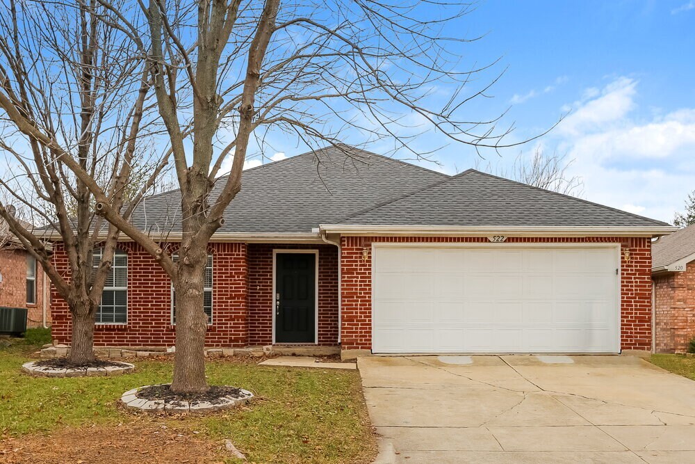 522 Blueberry Hill Ln in Mansfield, TX - Building Photo