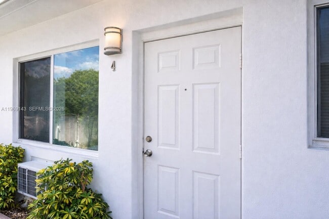 932 Moffett St in Hallandale Beach, FL - Building Photo - Building Photo