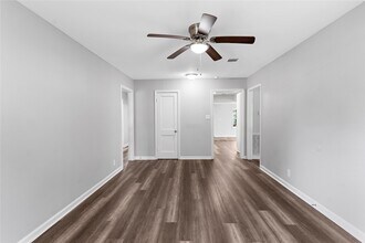 1104 Southampton Dr in Angleton, TX - Building Photo - Building Photo