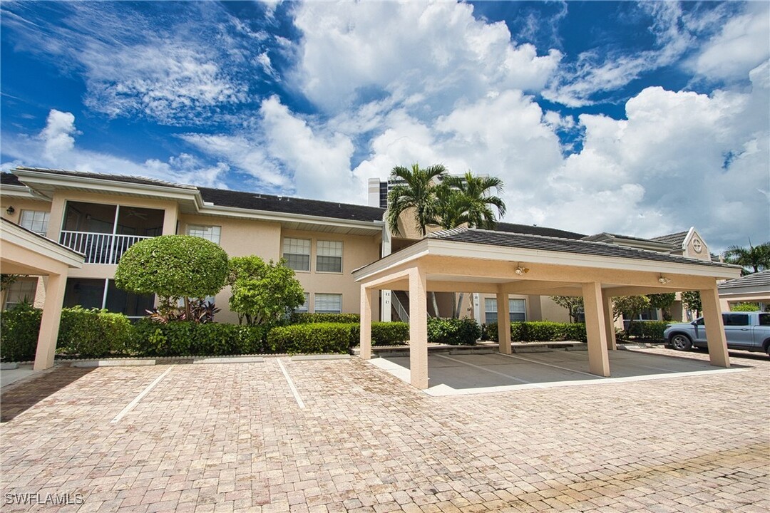 5637 Turtle Bay Dr in Naples, FL - Building Photo