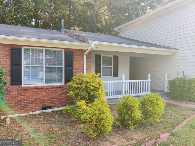 5784 Summerglen Ln in Atlanta, GA - Foto de edificio - Building Photo