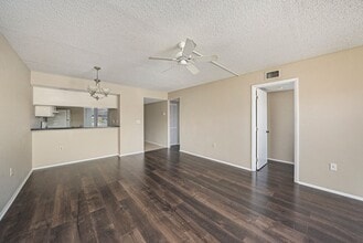 141 Lakeview Way in Oldsmar, FL - Building Photo - Building Photo